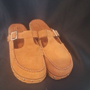 Kelsi Dagger Brooklyn Hold Clogs Carmel with leather studs accents 8.5
